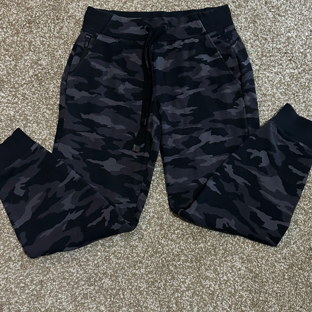 Athleta Triumph Printed Jogger Black Camo Lux